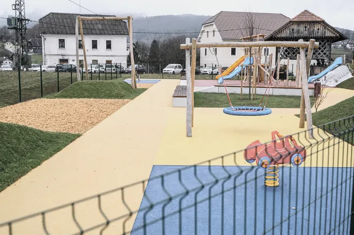 Fotografija koncanega igrisca Zagradec - vzmetno igralo in igralni stolp